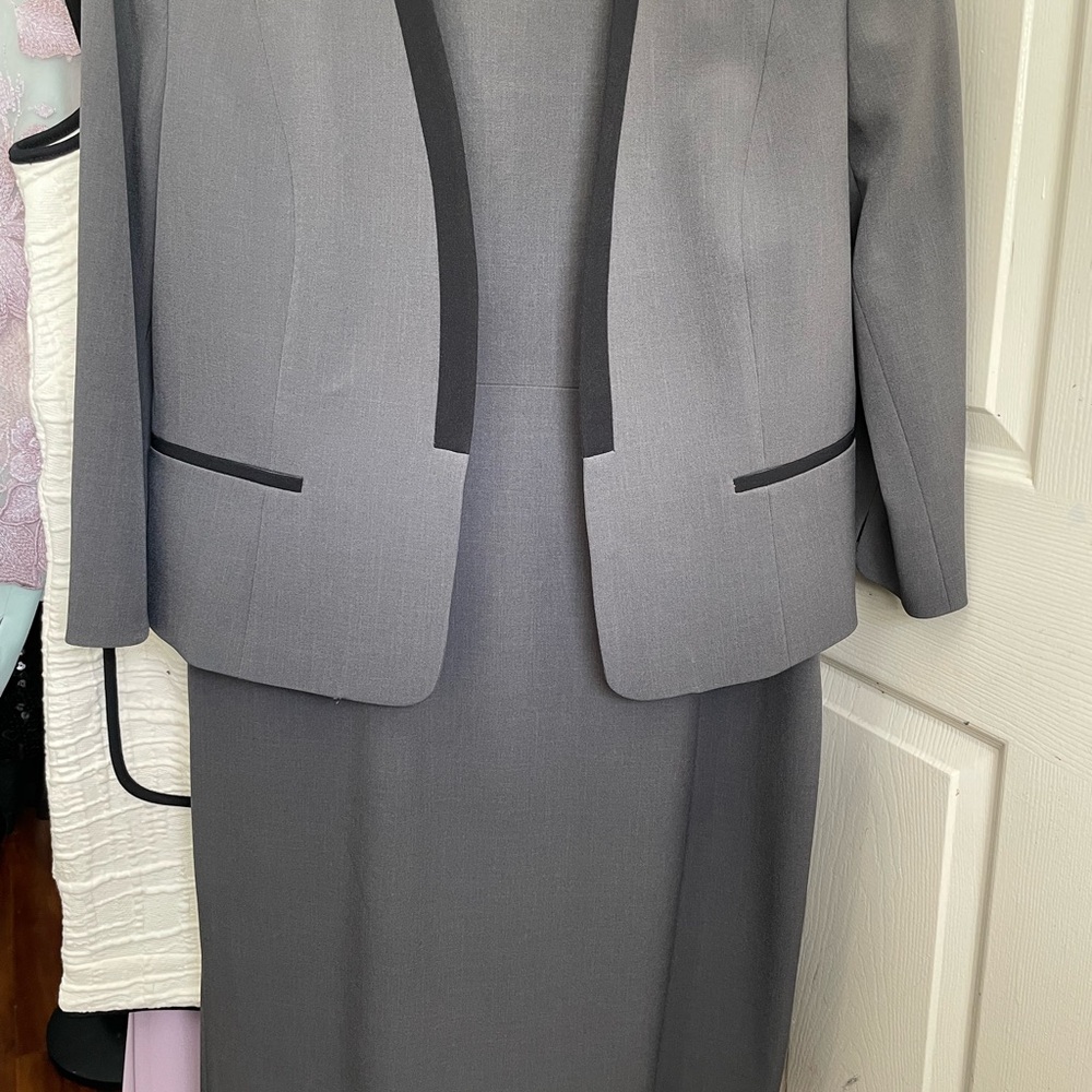 Le Suit Gray and Black Blazer Structured Fit 2pc